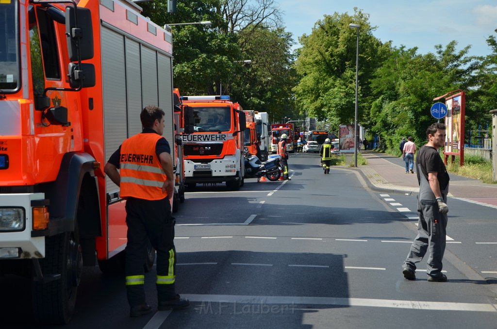 Unfall zwischen zwei KVB Bahnen Koeln Hoehenhaus Im Weidenbruch P062.JPG